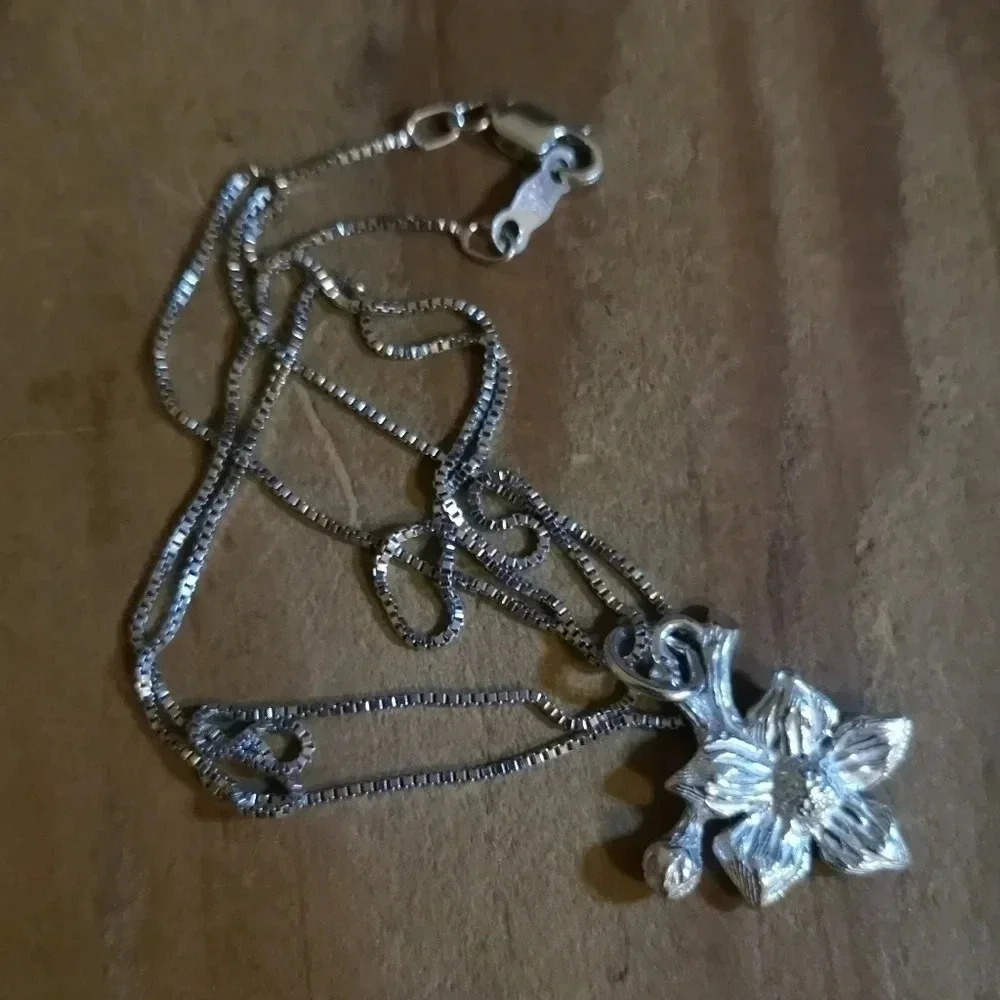 Dogwood flower necklace ❤️